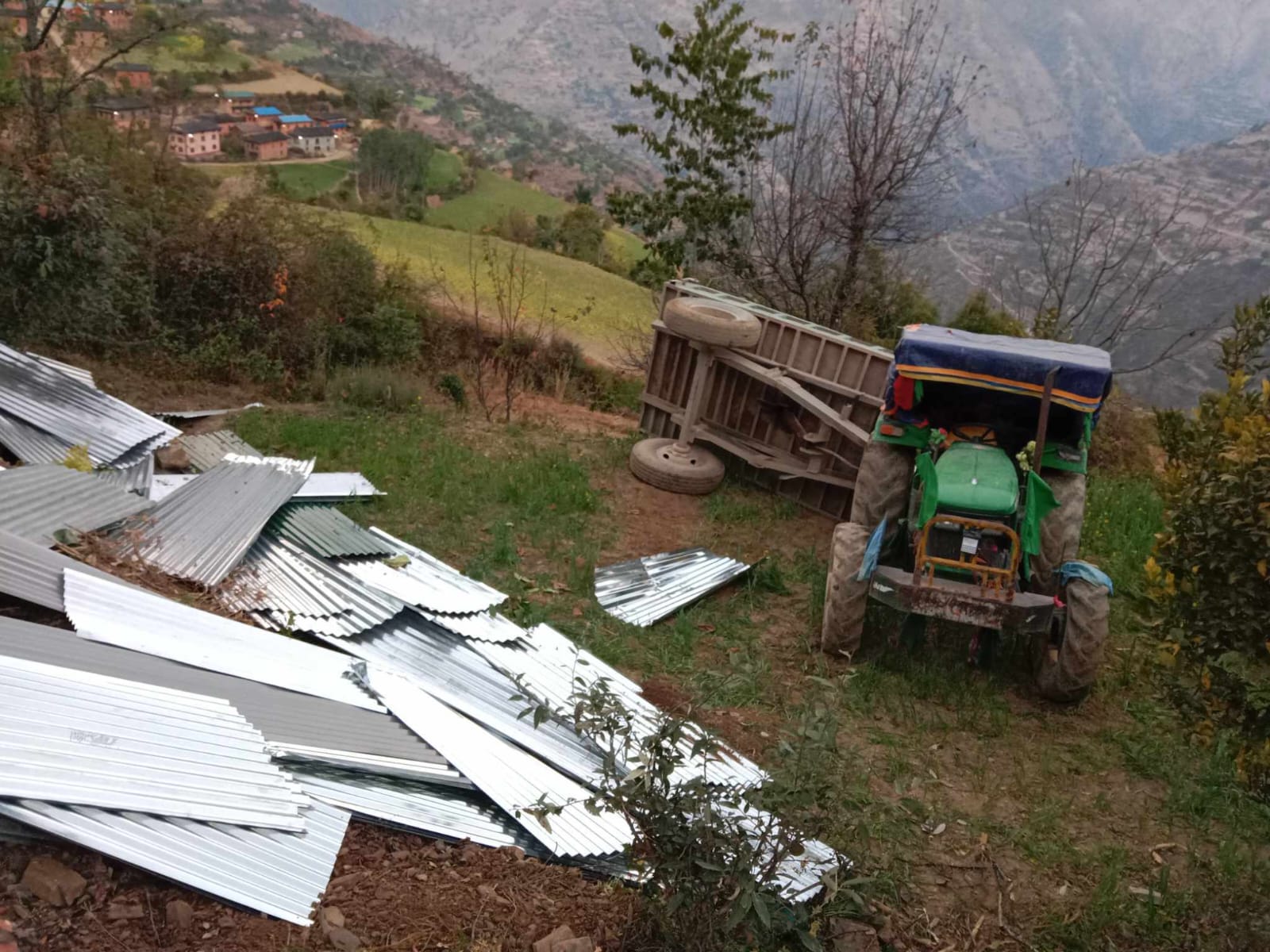 आठबीसकोटमा राहत बोकेको ट्याक्टर दुर्घटना हुँदा ५ जनाको घटनास्थलमै मृत्यु, ९ घाईते
